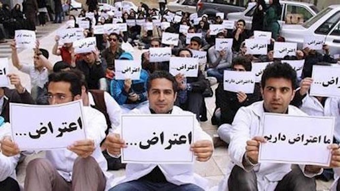 إعتصام طلاب جامعة العلوم الطبية في طهران