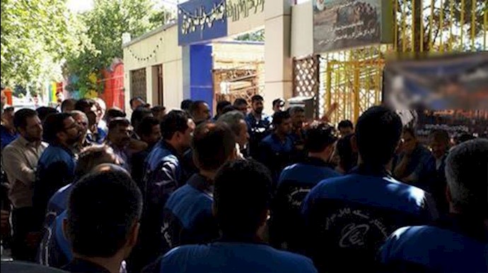 إيران.. تجمع احتجاجي لموظفي دائرة الإتصالات لليوم السابع علی التوالي في مدينة مشهد