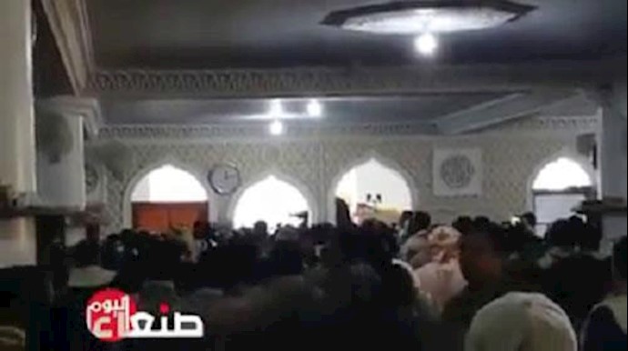 المصلون يطردون خطيباً حوثياً حاولت المليشيا فرضه بأحد مساجد صنعاء + فيديو