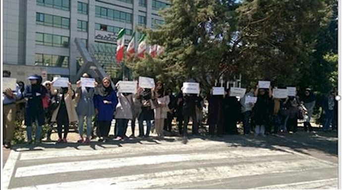إيران.. تجمع کوادر طبية مقابل وزارة الصحة