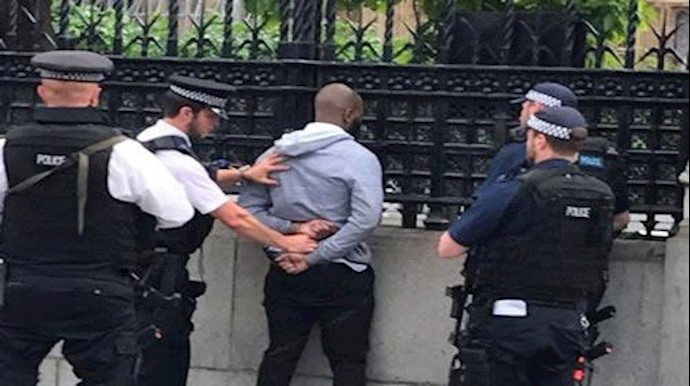 اعتقال شخص بـ"سکين" أمام البرلمان البريطاني