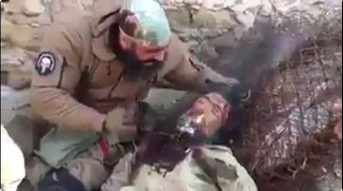 وحش الحشد الشيعي "أبو عزرائيل" يتفنّن بحرق الجُثث