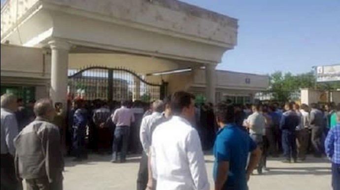 إيران..تجمع احتجاجي لعمال شرکة«آذرآب» بمدينة اراک