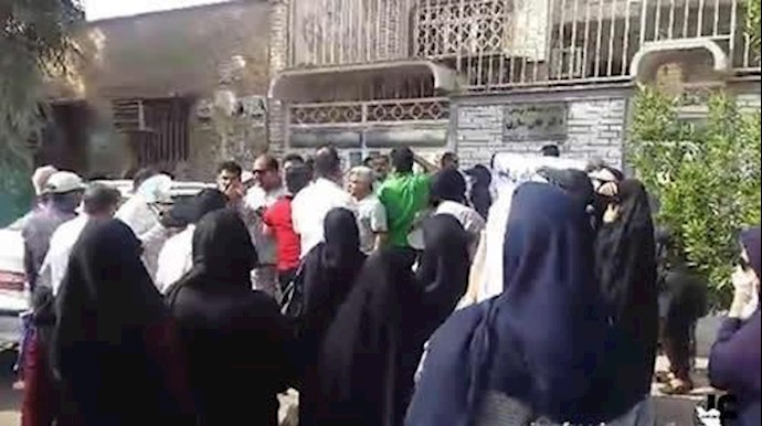إيران..تجمع احتجاجي لمغبونين منهوبة أموالهم وعمال البترو کيماويات بشکل متزامن في ايلام
