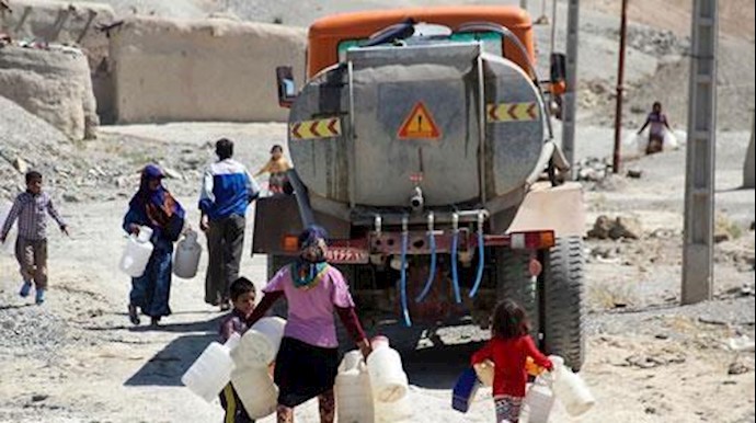 إيران..40عاما بعد مرور حکم الملالي يرکض أهالي محافظة خوزستان بيدهم قدور وراء صهاريج الماء