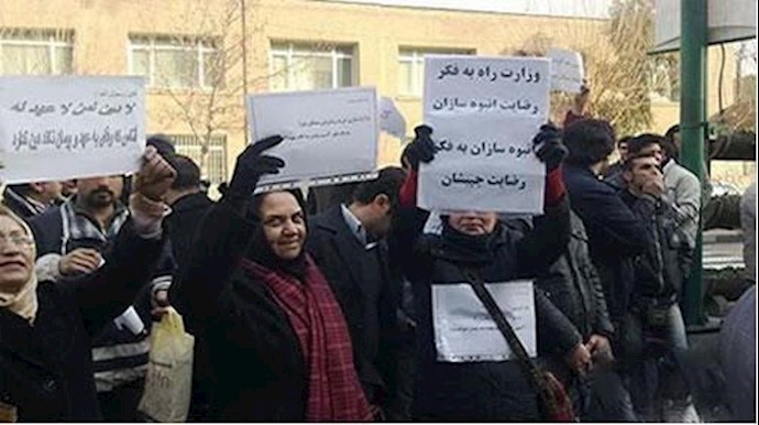 تجمعات احتجاجية في طهران واسلام شهر ومشهد