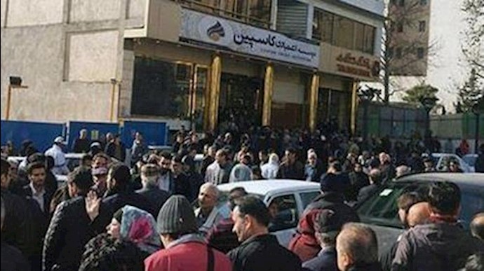 إيران..تجمع احتجاجي لمن نهبت أموالهم في کل من مدن مشهد وخرم آباد ودشتستان
