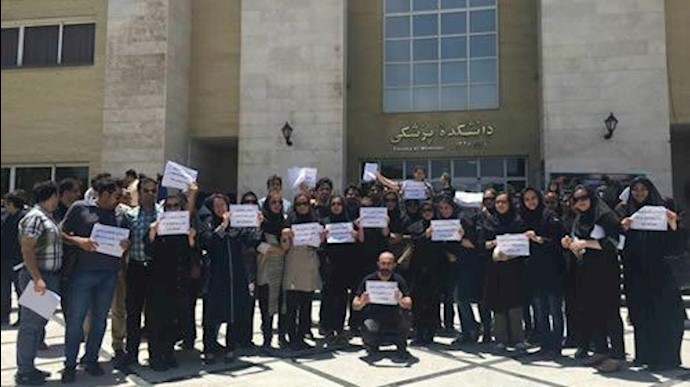 إيران..تجمع احتجاجي لمساعدي الفروع المختلفة في جامعات العلوم الطبية