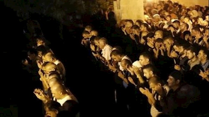الفلسطينيون يواصلون الصلاة خارج المسجد الاقصی مع ازالة اسرائيل بوابات کشف المعادن