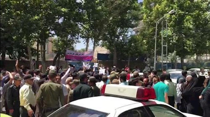 إيران..بالفيديو.. مغبونون منهوبة أموالهم يشتبکون مع قوی الأمن الداخلي في مدينة مشهد
