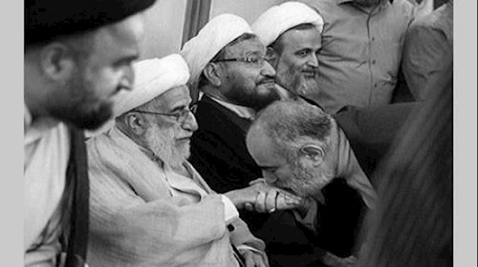 مستشار روحاني يقبل يد رئيس مجلس صيانة الدستور في نظام الملالي
