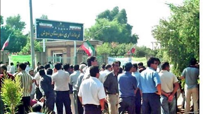 إيران..تجمع احتجاجي لسواق في مدينة کرج وتواصل احتجاج عمال معمل قصب السکر بمدينة شوش