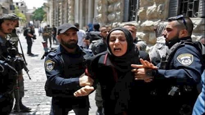 الفلسطينيون يرفضون لليوم الثالث دخول الاقصی احتجاجا علی التدابير الامنية