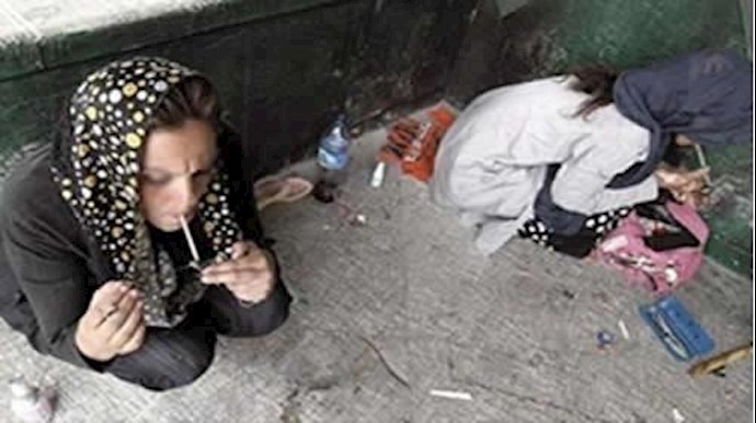 النظام الإيراني يوزع المخدرات رسميا علی مدمنيها