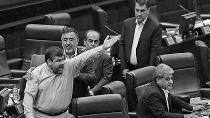 احتجاج نواب برلمان النظام علی صفقات وراء الکواليس في قضية النظر في اهلية الوزراء الجدد في الحکومة