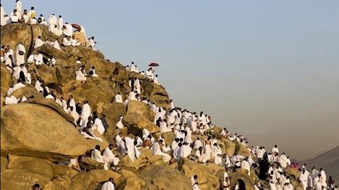 ضيوف الرحمن يصعدون إلی "منی" وطلائعهم تصل "عرفات"