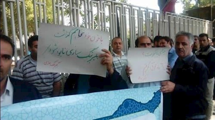 تجمع احتجاجي للمواطنين المنهوبة أموالهم من قبل قوات الحرس مقابل البنک المرکزي في طهران