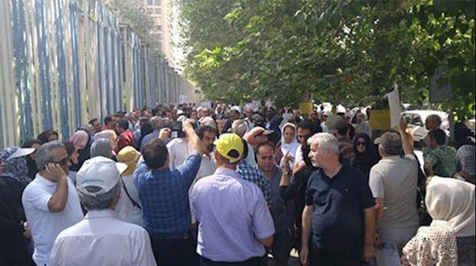 مواطنون لمن نهبت أموالهم يرددون شعار الموت للسلطات الإيرانية الحکومية + فيديو