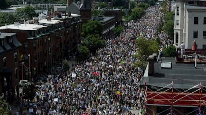 آلاف المشارکين في تظاهرة مناهضة للعنصرية في بوسطن