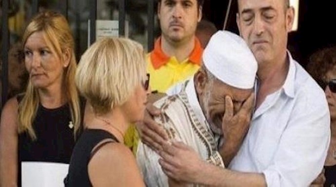 والد ضحية بهجوم برشلونة يواسي إمام مسجد خلال مراسم التأبين+فيديو