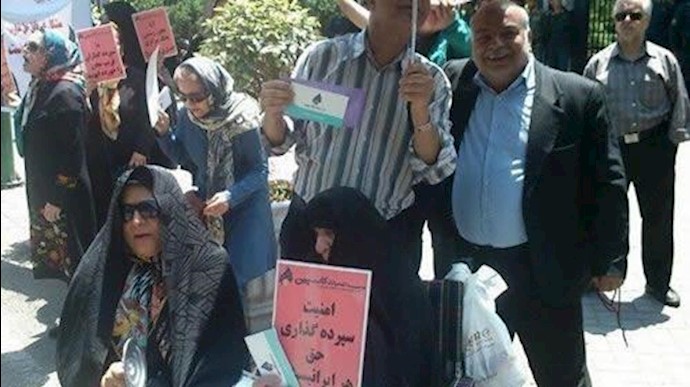 تجمع احتجاجي لمودعي«کاسبين» في مدينة نيشابور وهجوم مليشيات الأمن الداخلي عليهم