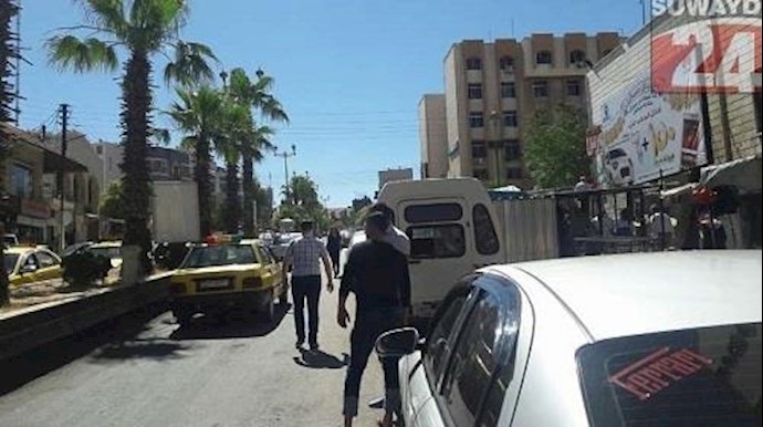 السويداء.. محتجون يحاصرون مبنی ميليشيا شبيحة