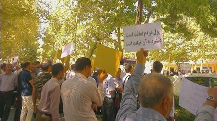 تجمع احتجاجي لمن نهبت أموالهم في مدينة مشهد +فيديو