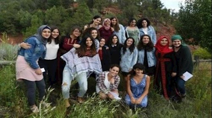شابات فلسطينيات وإسرائيليات في مخيم للسلام في الولايات المتحدة