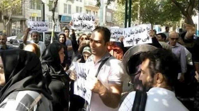 تجمع لمن نهبت أموالهم من قبل مؤسسة «مهربرديس» للاحتجاج علی تعيين «عباس آخوندي» من جديد