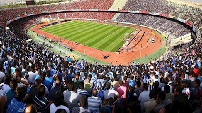 شعار ضد النظام الإيراني ومليشيات الباسيج القمعية في ملعب الحرية في طهران +فيديو