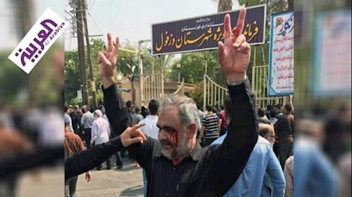 قوات القمع الإيراني يقمع تظاهرة احتجاجية علی نقل مياه نهر+فيديو