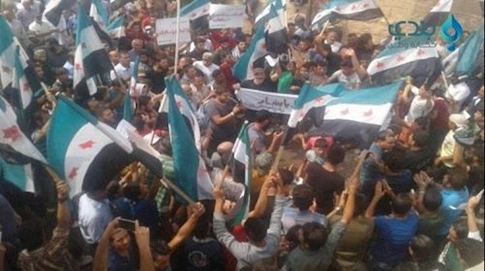 السوريون يتظاهرون للمطالبة بالحرية والتنظيم يتقدم بحماة