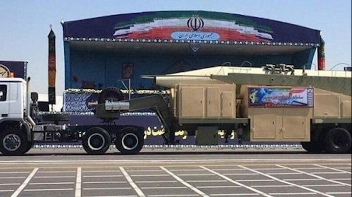 النظام الإيراني يتحدی مجلس الأمن وتعرض صاروخا بالستيا برؤوس نووية