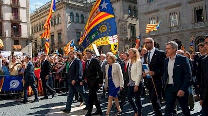 کاتالونيا.. 700 رئيس بلدية يرفعون "شعار الاستفتاء"