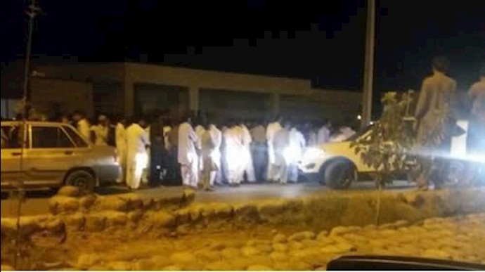 تجمع احتجاجي لأهالي مدينة «خاش» للاحتجاج علی مقتل طالب علی يد قوی الأمن الداخلي