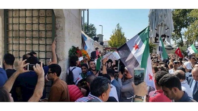 مئات السوريين يشيعون جثماني عروبة برکات و ابنتها