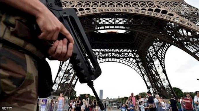 الشرطة الفرنسية تعتقل رجلا قرب برج إيفل