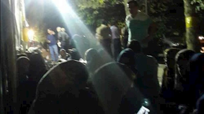 المواطنون المنهوبة أموالهم في طهران: يطلقون شعار «يا حسين» ولکن فخرهم هو السرقة + فيديو