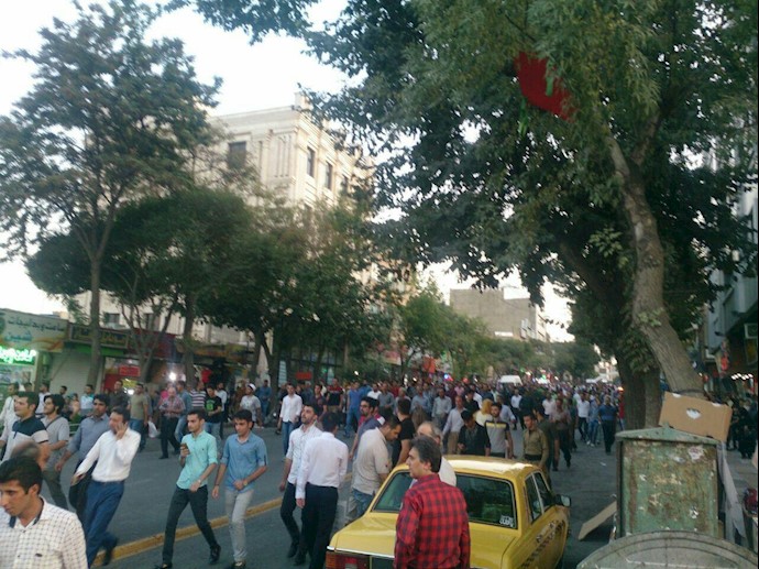 تجمع أهالي مدينة سنندج تضامنا مع انتفاضة المواطنين في مدينة بانه + صور وفيديو