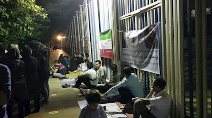 اعتصام مواطنين نهبت أموالهم من قبل کاسبين في طهران