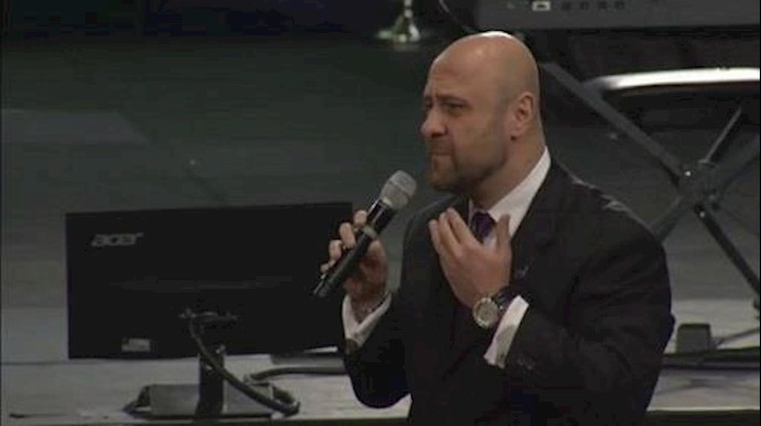 قسّ أميرکي يدعو الأسد للتنحي والمجتمع الدولي لإنهاء النظام الإيراني