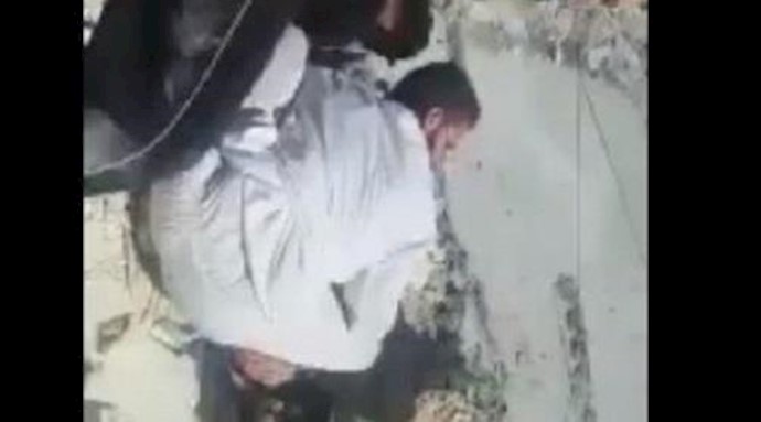 طفلة سورية تناشد والدها: بابا أبوس رجليک طالعني+فيديو