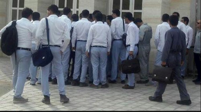 تجمع احتجاجي لعمال مصفاة مقابل مجلس الشوری الإسلامي لنظام الملالي