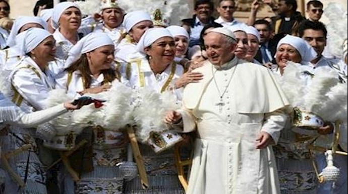 البابا يدعو الی استقبال المهاجرين واللاجئين ب"اذرع مفتوحة"