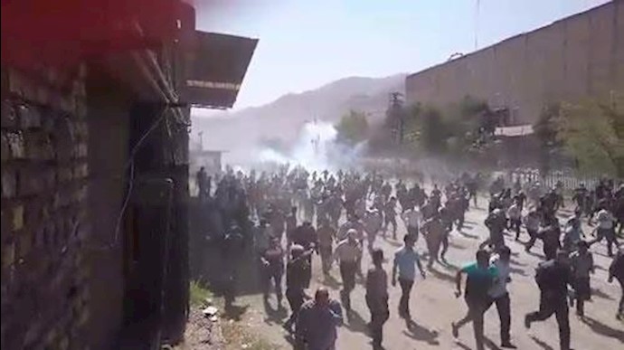 مأمورون ايرانيون يستخدمون الغاز المسيل للدموع للحؤول دون تشکيل تجمع احتجاجي عمالي + فيديو وصور