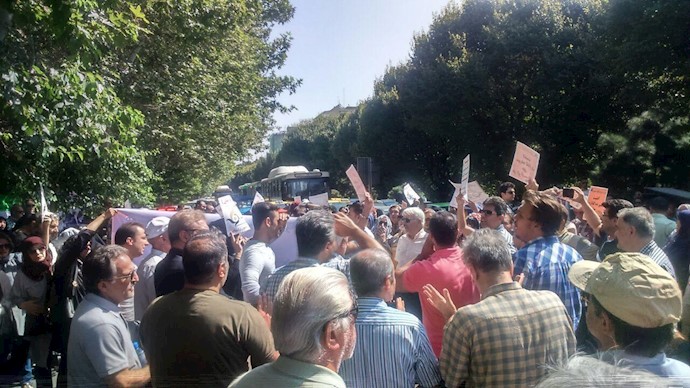 اعتصام مواطنين منهوبة أموالهم في طهران وکرمان + فيديو وصور
