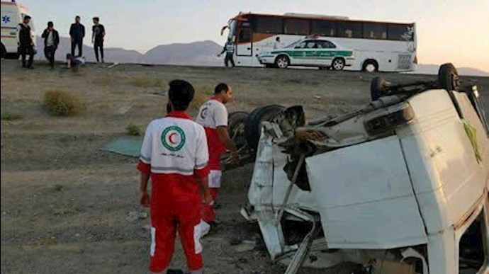 إيران..اصطدام بين حافلة کبيرة وحافلة صغيرة يخلف 61جريحا