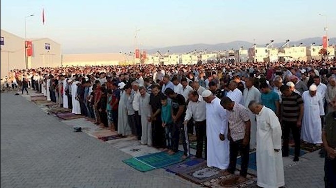 لاجئون سوريون وعراقيون يصلون العيد بترکيا وقلوبهم في بلادهم