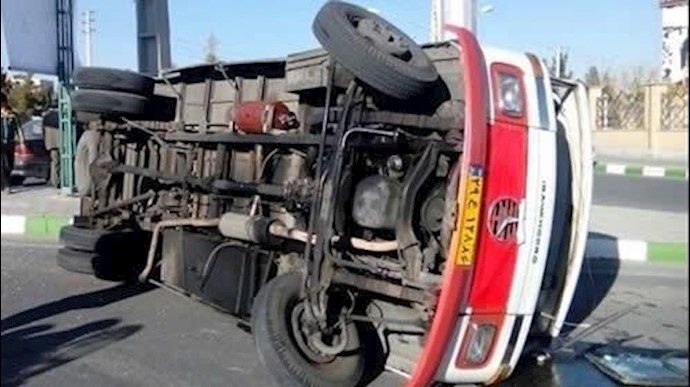 إنقلاب حافلة صغيرة لموظفي منجم في شمال محافظة فارس