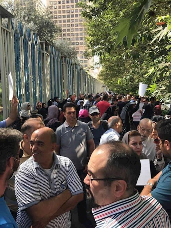 تجمع احتجاجي لمن نهبت أموالهم مقابل السلطة القضائية في طهران + فيديووصور